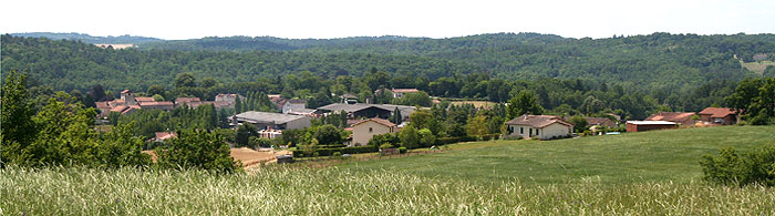 Le bourg de La Chapelle Faucher vu des collines environnantes